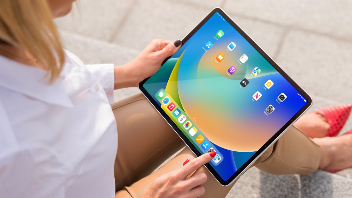 iOS 17: iPhone and iPad Essential Training